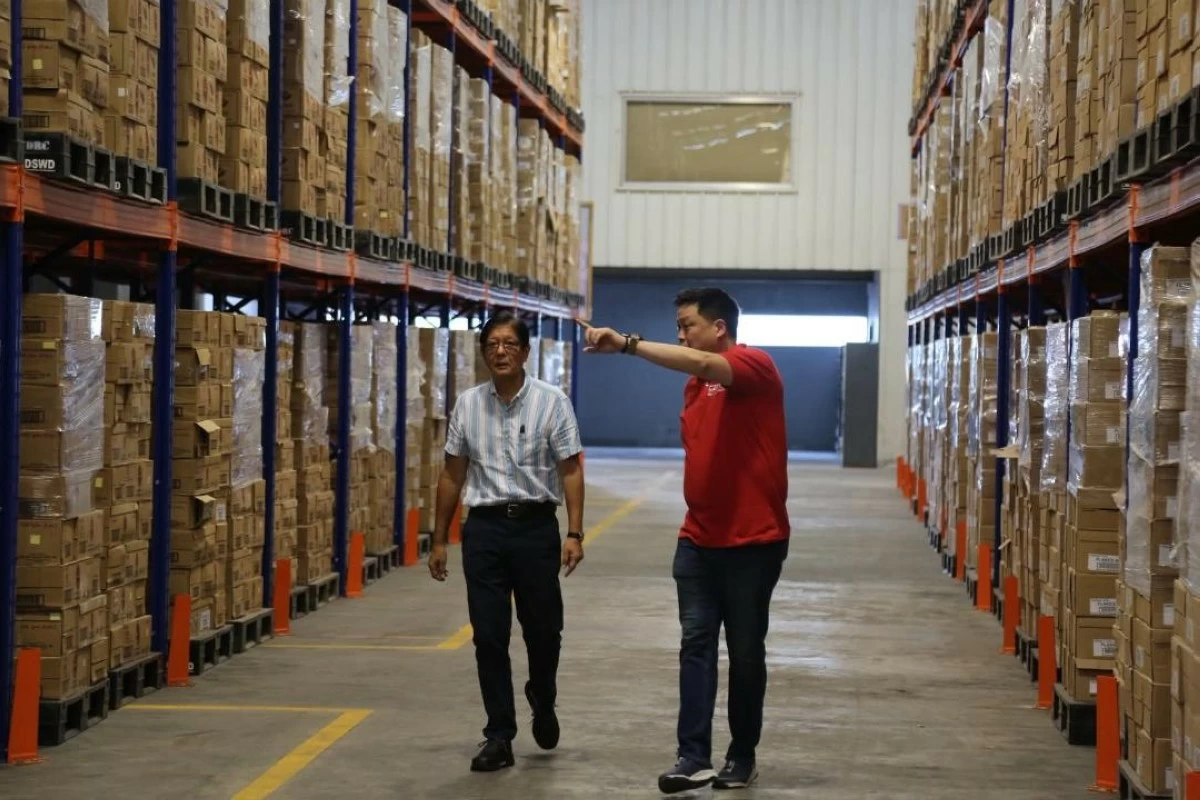 PRESIDENT Ferdinand R. Marcos Jr. and DSWD Secretary Rex Gatchalian tour the Mechanized Production System of the Visayas Disaster Resource Center (VDRC) in Mandaue City. (DSWD-7) 