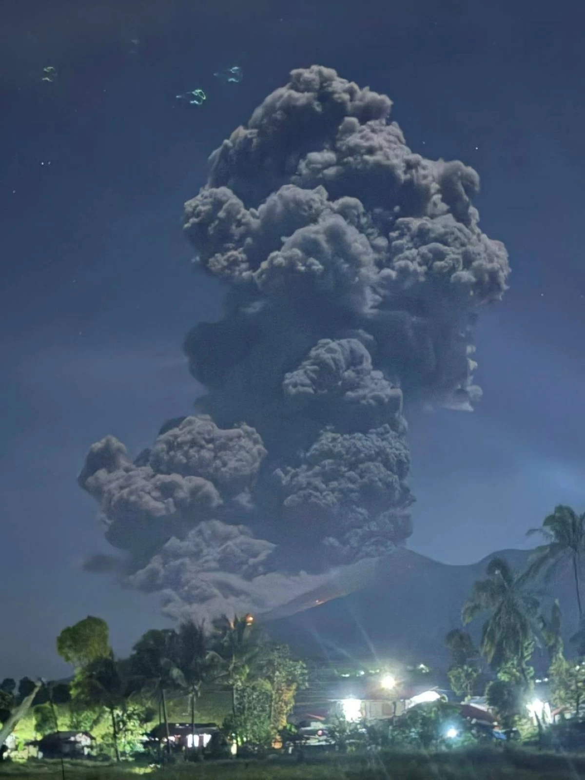 KANLAON Volcano erupts anew on Thursday night, Feb. 26.  (Sam Pantalita)