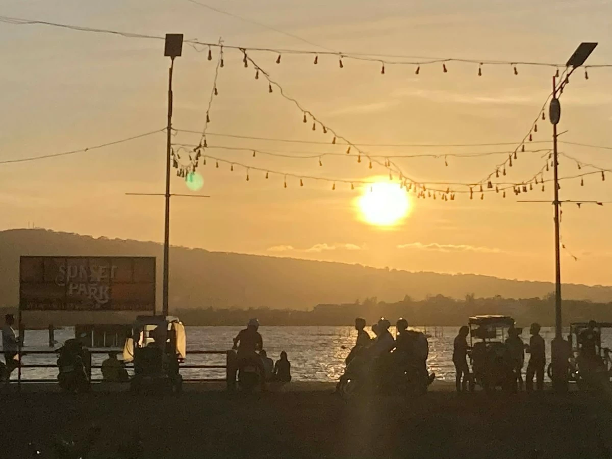 LOVELY VIEW Sunset view at Gen. Paciano Rizal Park.