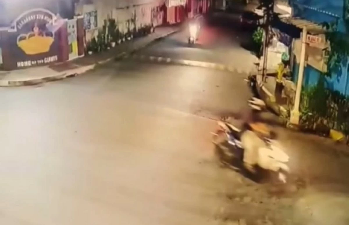 CCTV footage shows one of the suspects riding away a stolen motorcycle from a couple in Angono, Rizal. (Screengrab from Barangay Santo Niño Angono Rizal)