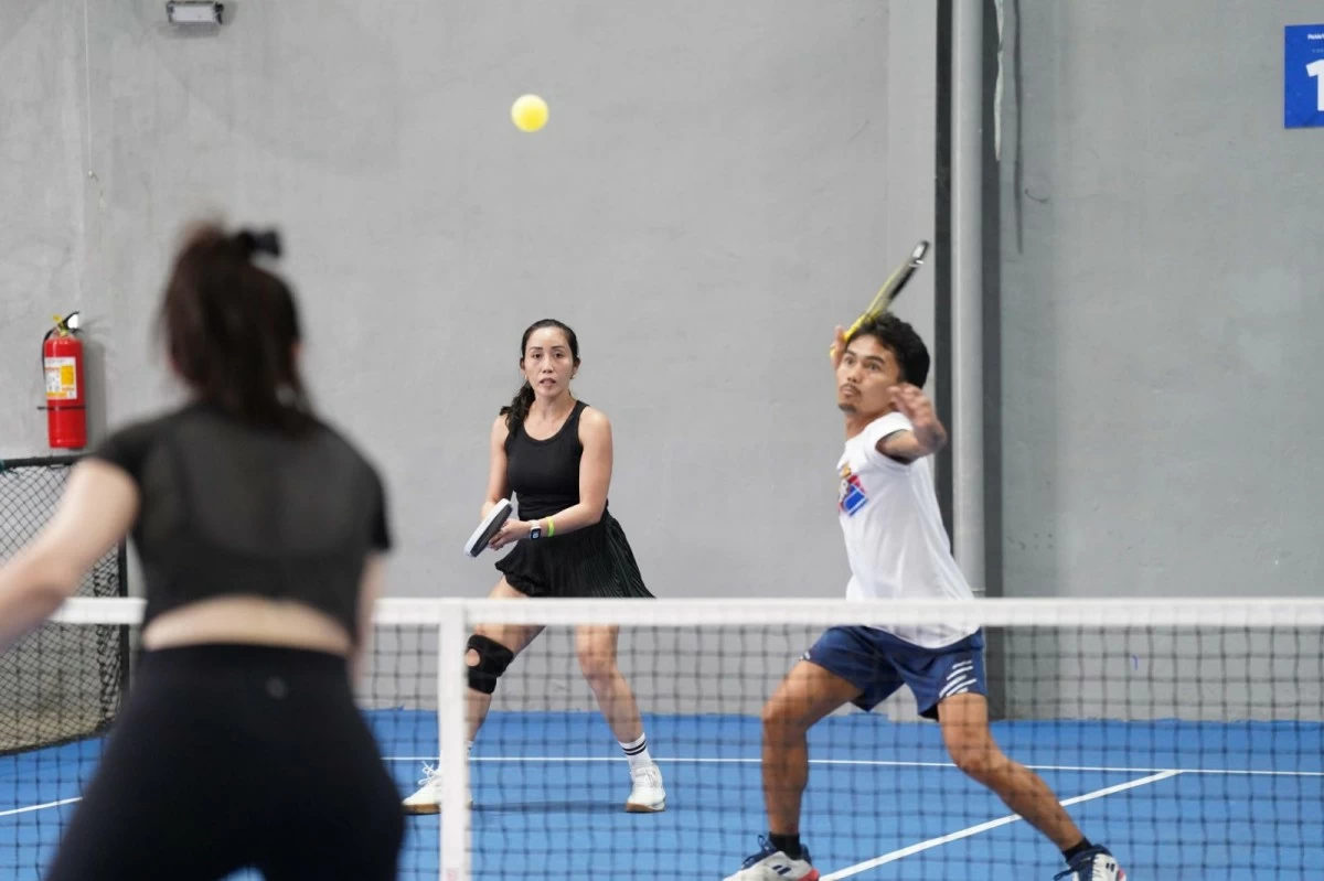 Mark Subtiniente gears up for a decisive attack as teammate Joan Castro looks on during their gold medal showdown against May Mendiola and Christian Mendiola in the Low Intermediate mixed doubles finals.