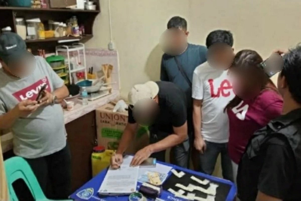 The Taguig police with the suspects (Photo from Taguig police / SPD) 