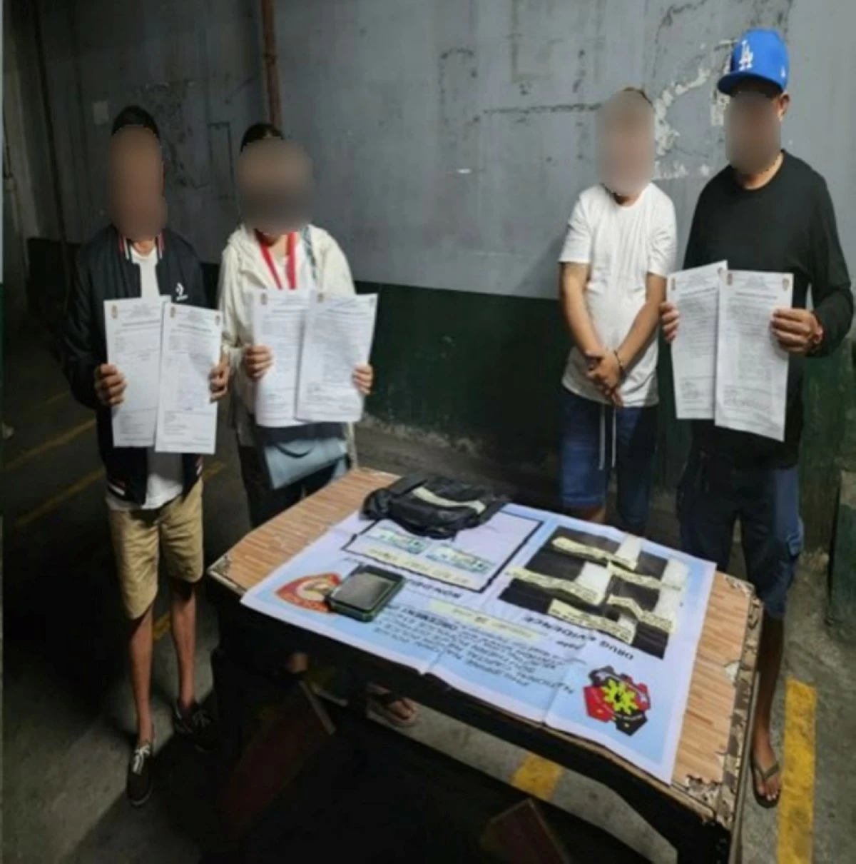 The Muntinlupa police with the suspect (second from right) (Photo from Muntinlupa police) 