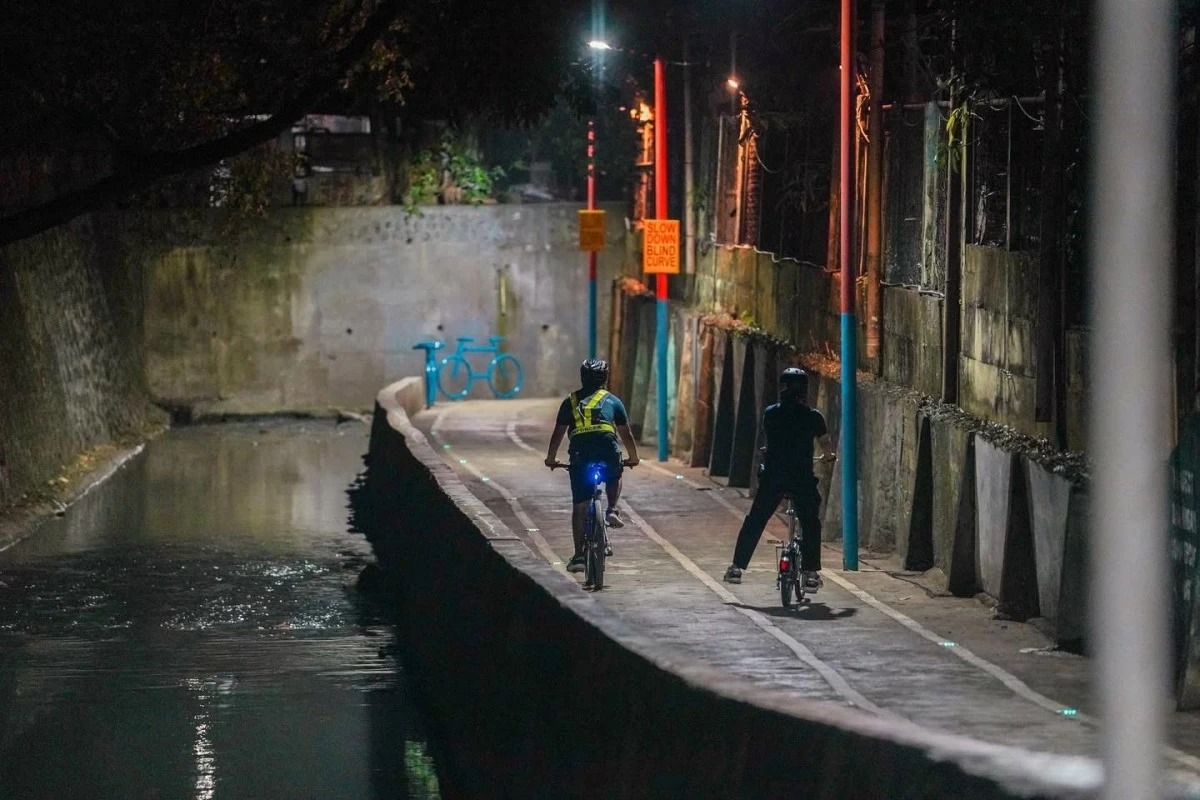 Marikina City Mayor Maan Teodoro and Marikina First District Rep. Marcy Teodoro lead the ceremonial lighting of newly installed LED lamps along key bike lane corridors on Friday night, Feb. 27, as the city government steps up efforts to make nighttime cycling safer and strengthen active mobility.(Photos from Marikina LGU)