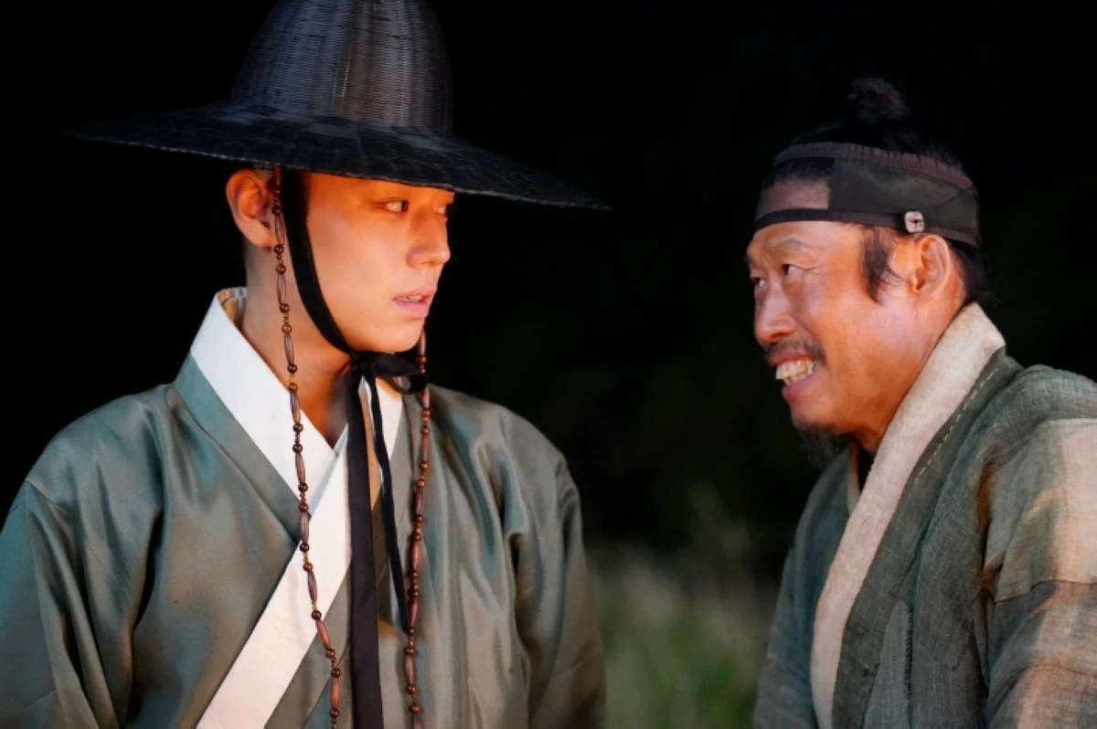 Korean actors Park Ji-hoon (left) and Yoo Hae-jin in "The King's Warden" (X) 