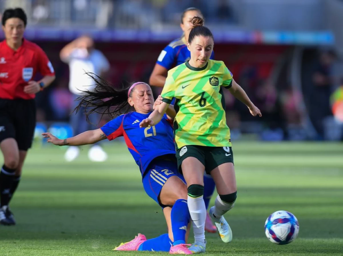 Filipinas's Katrina Guillou, left, against Clare Wheeler of Australia. (AFC website)