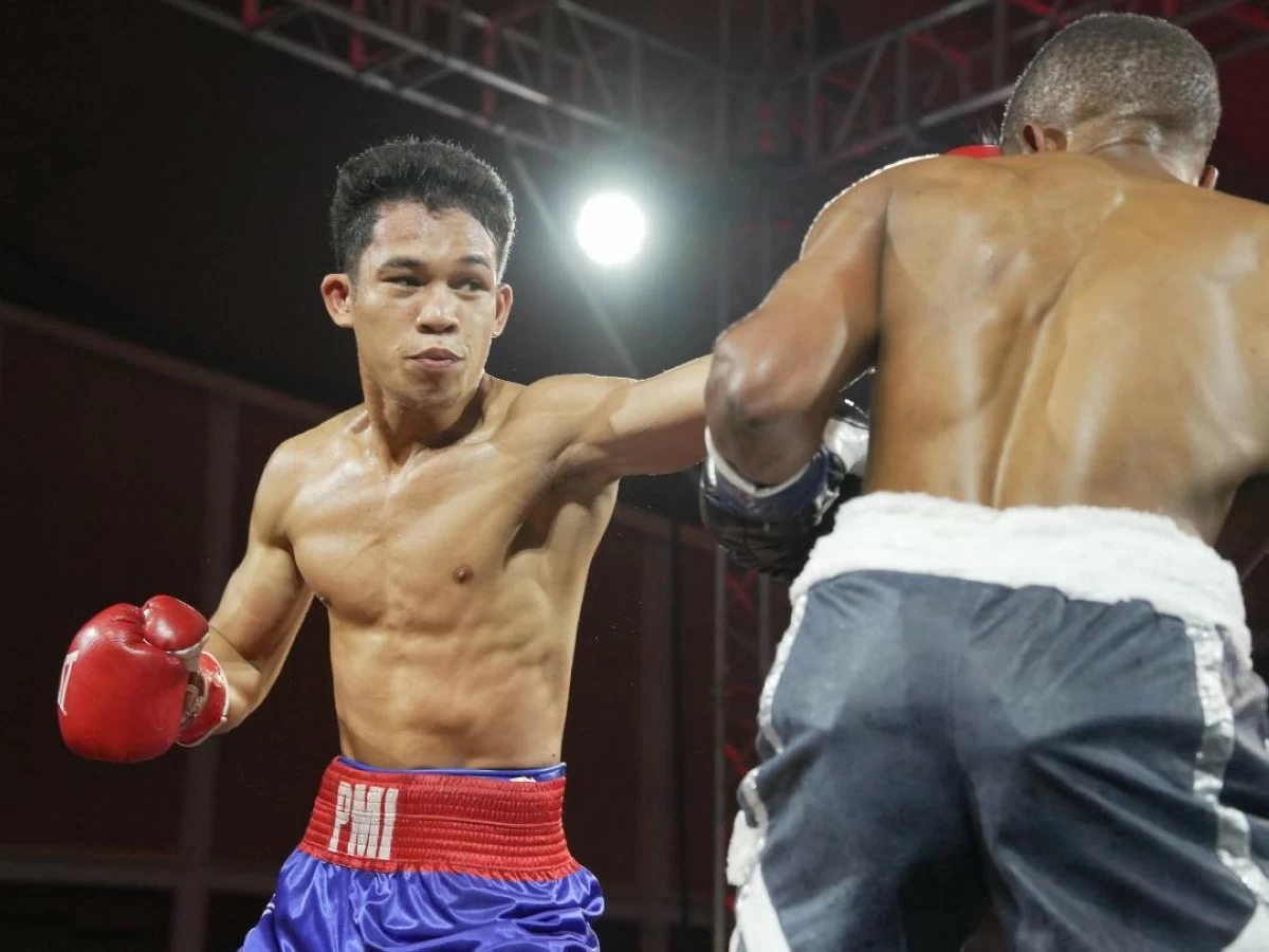 
BOHOLANO boxer Regie Suganob tags Siphamandla Baleni of South Africa with a left straight in their main event duel of Kumong Bol-anon 24 on Saturday night, Feb. 28, at the Bohol Cultural Center in Tagbilaran City, Bohol. (PMI Boxing Stable)
