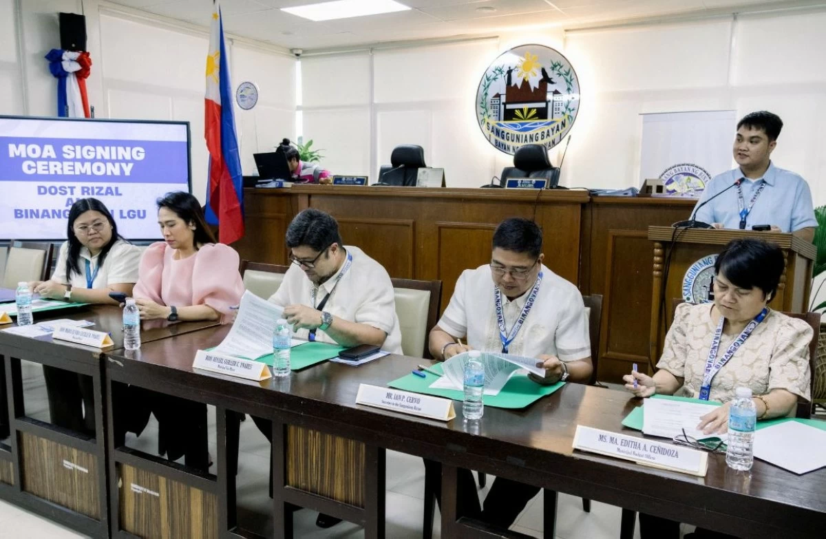 The local government of Binangonan, represented by Mayor Rhea Ynares (second from left) and Vice Mayor Russel Ynares (third from left) and other local officials led the MOA signing with the Department of Science and Technology, represented by DOST-Rizal director, Ms. Una Grace M. Dollete (extreme right) at the municipal hall. (photo from Binangonan Municipal government)
