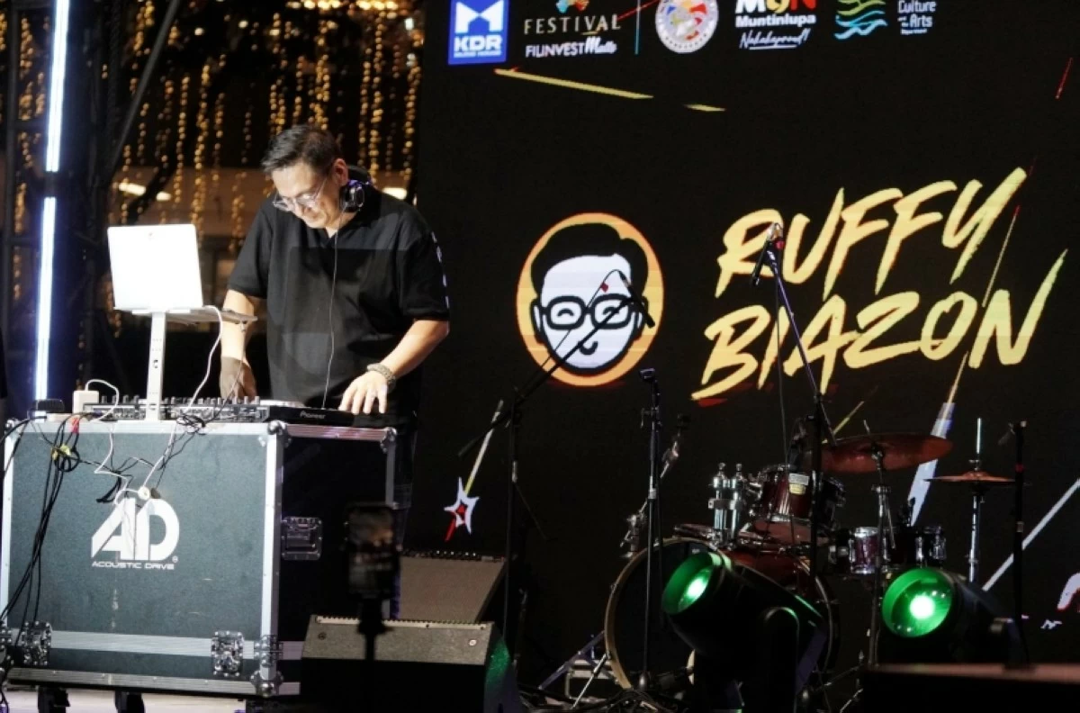 Mayor Ruffy Biazon DJing at the “Rock the South: Muntinlupa Cityhood Band Showdown” at Festival Mall in Alabang on March 1  (Photo from Muntinlupa PIO) 
