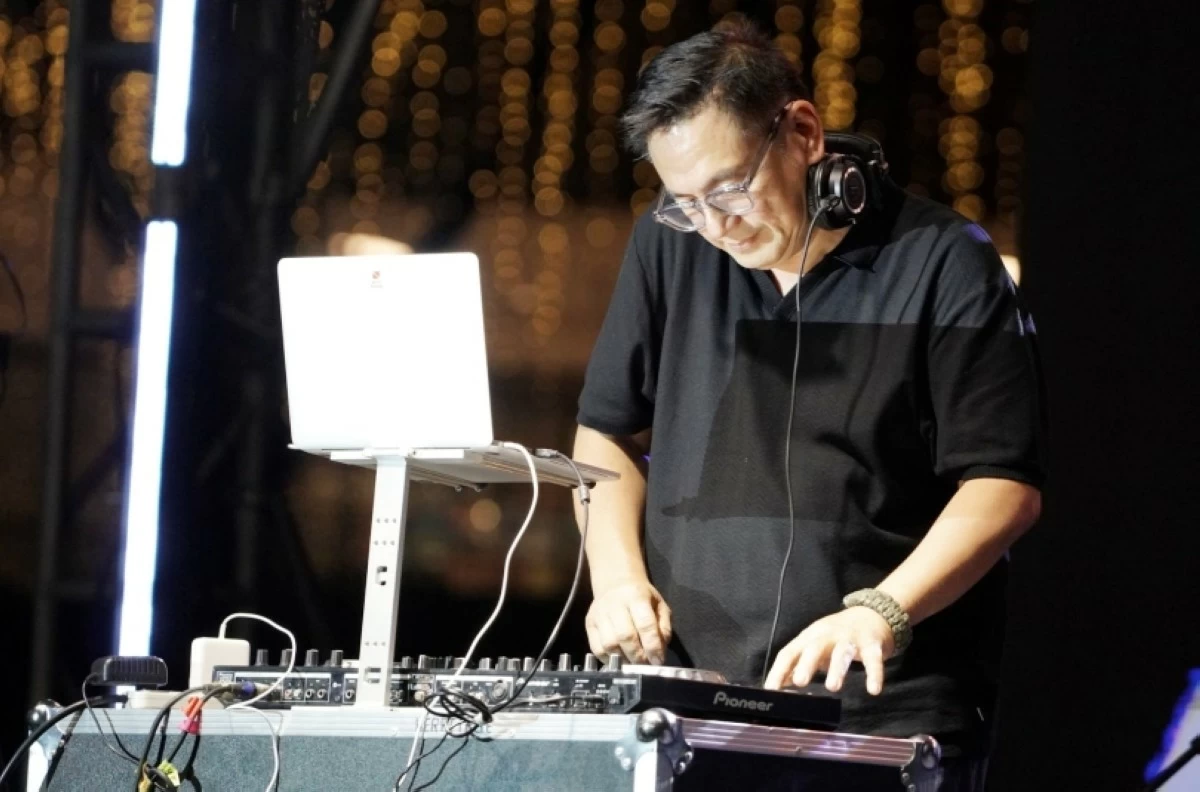 Mayor Ruffy Biazon DJing at the “Rock the South: Muntinlupa Cityhood Band Showdown” at Festival Mall in Alabang on March 1  (Photo from Muntinlupa PIO) 
