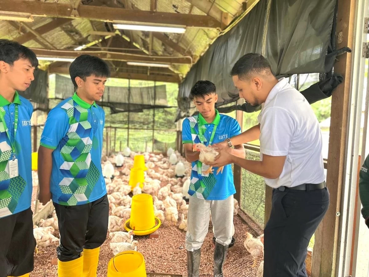 Hands-on learning, real-world impact.
Through Project Synergea, Aboitiz Foods
strengthens the Institute of Brunei Technical
Education (IBTE) Agro-Technology Campus
by enhancing its Broiler Management Farm
Facility—supporting hands-on learning for
Brunei’s next generation of food security
champions. / Photo courtesy: IBTE