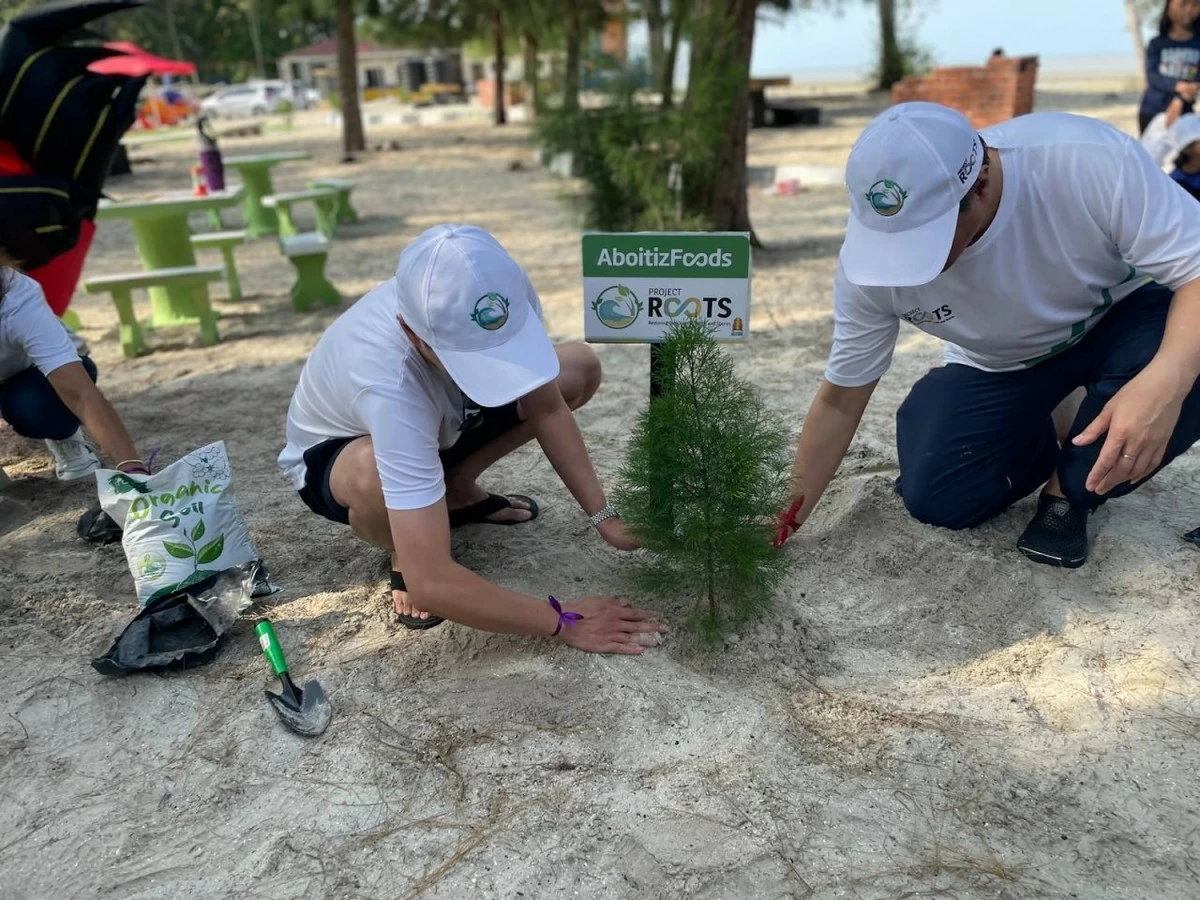 Rooting for a healthier planet. In August
2025, Aboitiz Foods, through Gold Coin
Malaysia, kicked off Project ROOTS—
Restoring Our Oceans, Trees, and Shores—
by planting trees and mobilizing a clean-up
drive to protect coastlines for future generations.