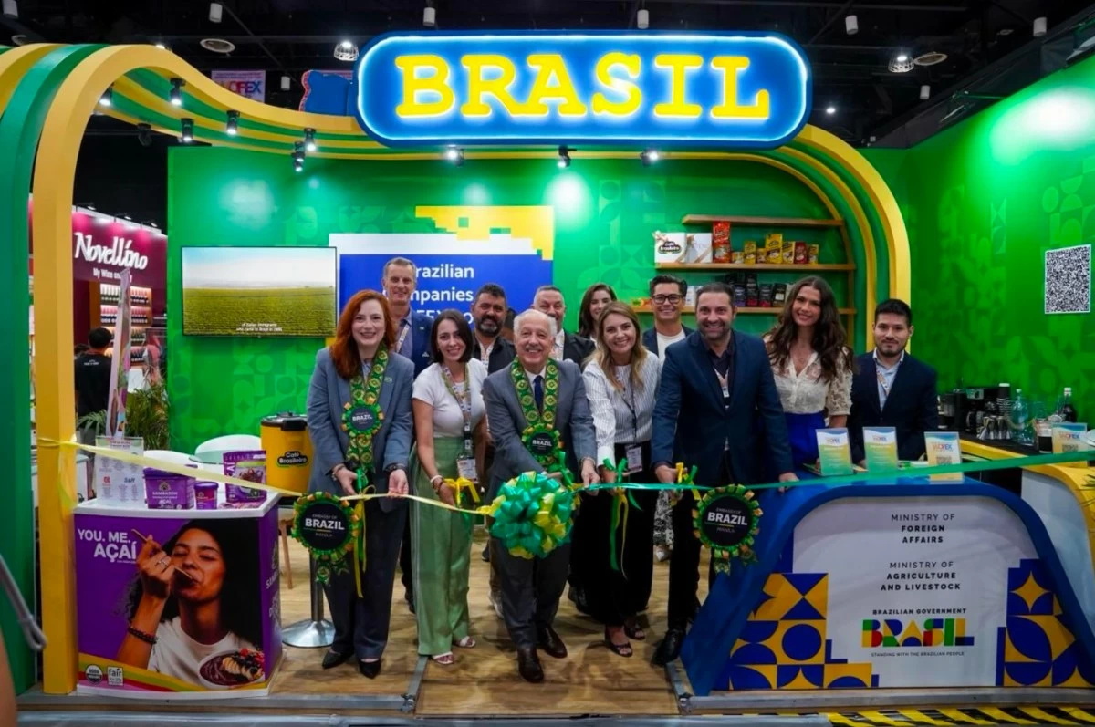 Ribbon-cutting ceremonies: (from left) Virginia Carpi, agricultural attaché of the Brazilian Embassy; Larissa Maluf, coordinator of fairs and events from Brazil's Ministry of Agriculture and Livestock; H.E. Gilberto Fonseca Guimarães de Moura, ambassador of Brazil to the Philippines; Lilly Nunes – Verano; Maurício Santin of Attiva; Priscilla Meirelles; Diego Cabello of Amazônia Tropical. On the second row (from left): Jim White of Sambazon; Ibrahim Agir of Verano; Giovanni Lombardo of Sapiens Global; Jaqueline Cunanan; and Fabio Ide.