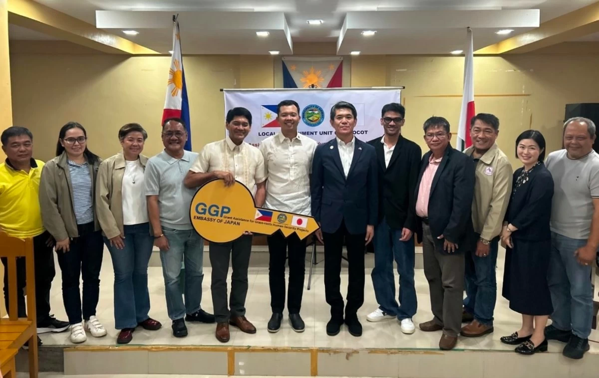 Sipocot Municipal Mayor Tomas Bocago with Ambassador Endo Kazuya and Rep. Tsuyoshi Horibata, together with other local government representatives