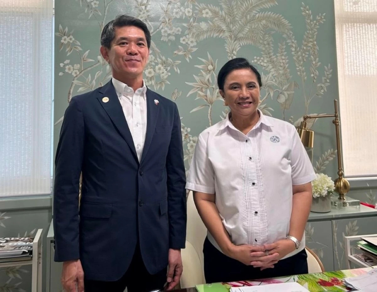 Ambassador Endo Kazuya with Naga City Mayor Leni Robredo