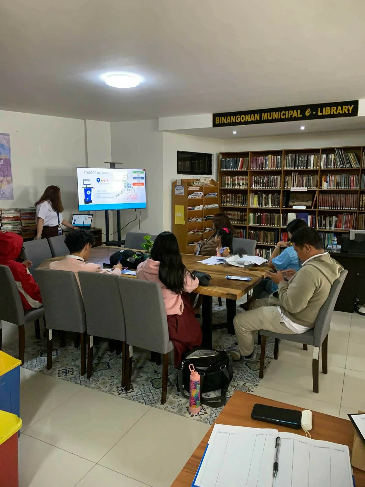Students at the e-library during the launching of the Starbooks project of DOST (photo from Binangonan LGU)