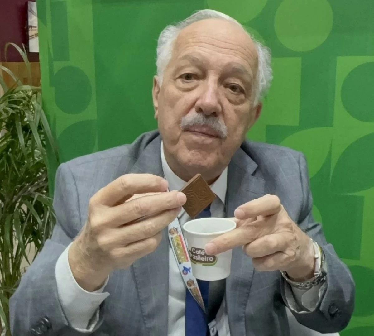 Ambassador Gilberto Fonseca Guimarães de Moura savoring a rich coffee, perfectly paired with the sweetness of fine chocolate.