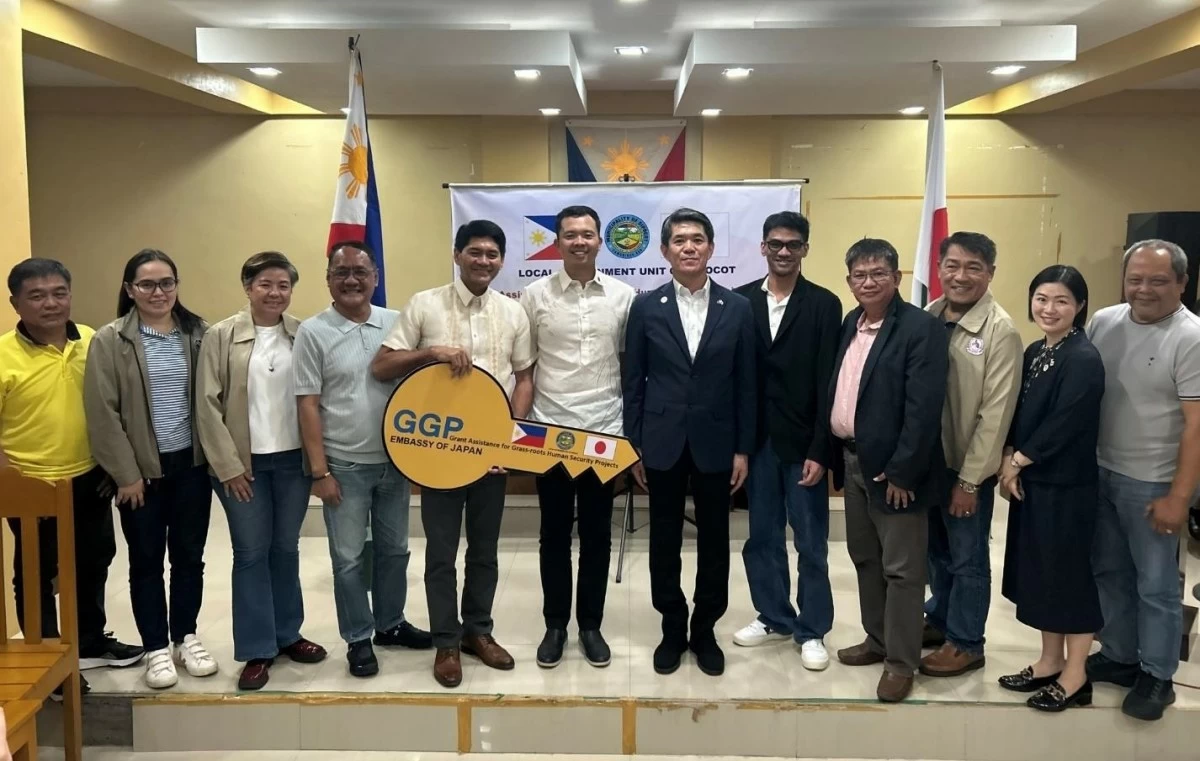 Sipocot Municipal Mayor Tomas Bocago, Ambassador Endo Kazuya, and Congressman Tsuyoshi Horibata with local government representatives
