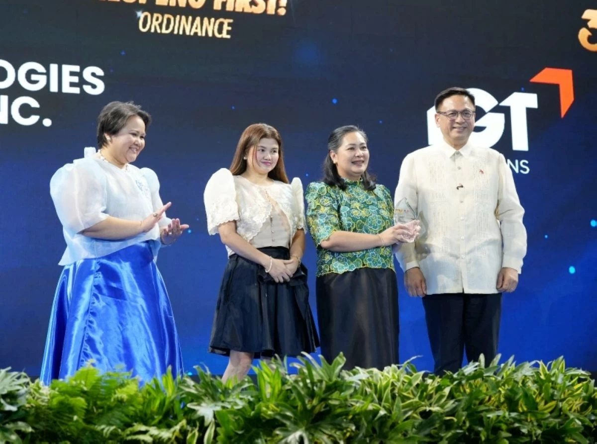 Muntinlupa Mayor Ruffy Biazon (far right) and Glenda Zamora-Aniñon (far left), head of the Muntinlupa Public Employment Service Office (PESO), with representatives from  IGT Technologies Philippines (Photo from Muntinlupa PIO) 
