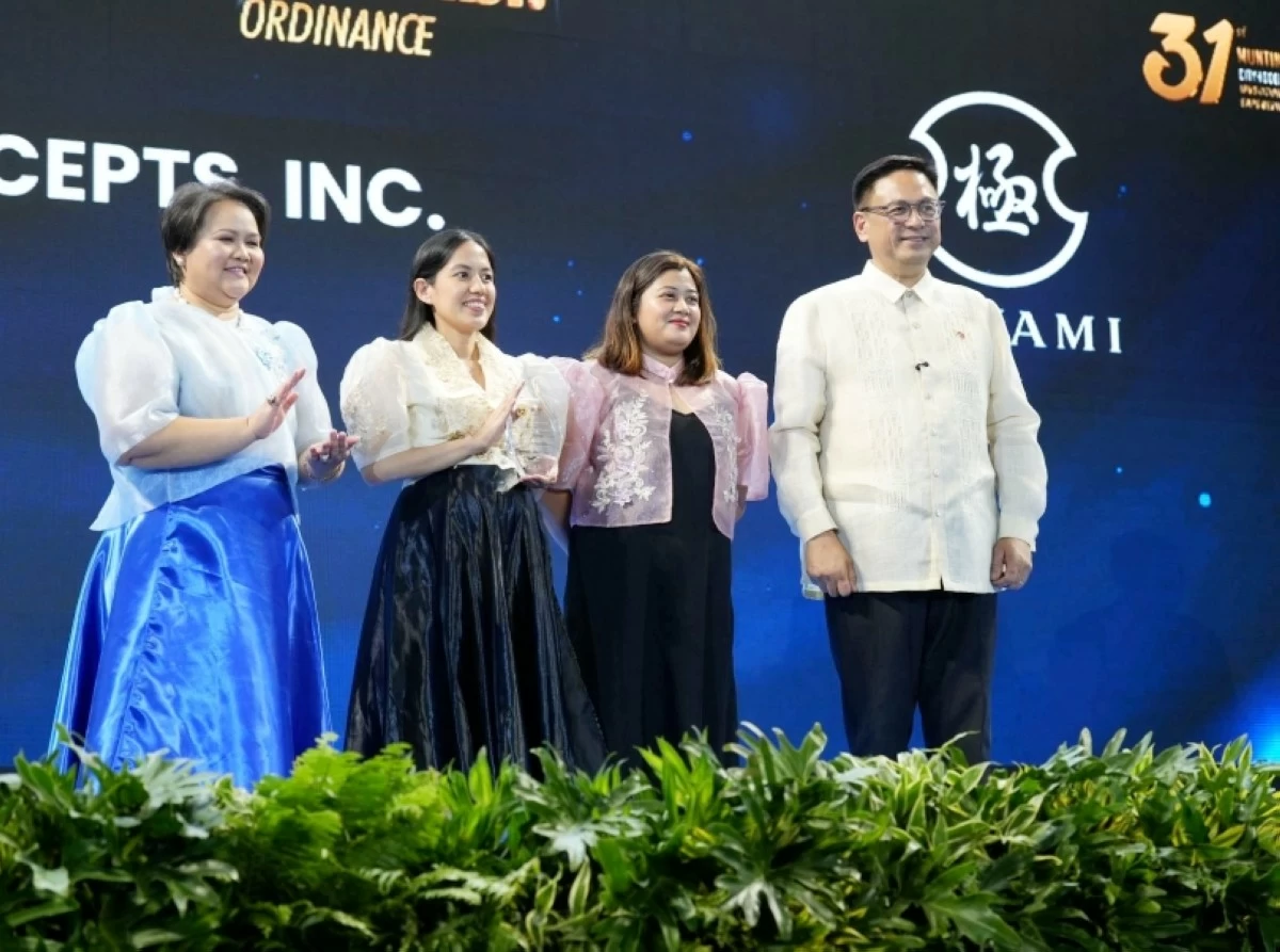 Muntinlupa Mayor Ruffy Biazon (far right) and Glenda Zamora-Aniñon (far left), head of the Muntinlupa Public Employment Service Office (PESO), with representatives from Curated Concepts Inc. (Kiwami) (Photo from Muntinlupa PIO) 
