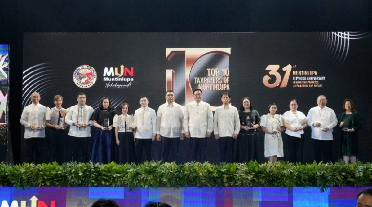 Muntinlupa Mayor Ruffy Biazon, City Administrator Allan Cachuela and Gary Llamas with the representatives of the top 10 taxpayers in Muntinlupa on March 2 (Photo from Muntinlupa PIO)
