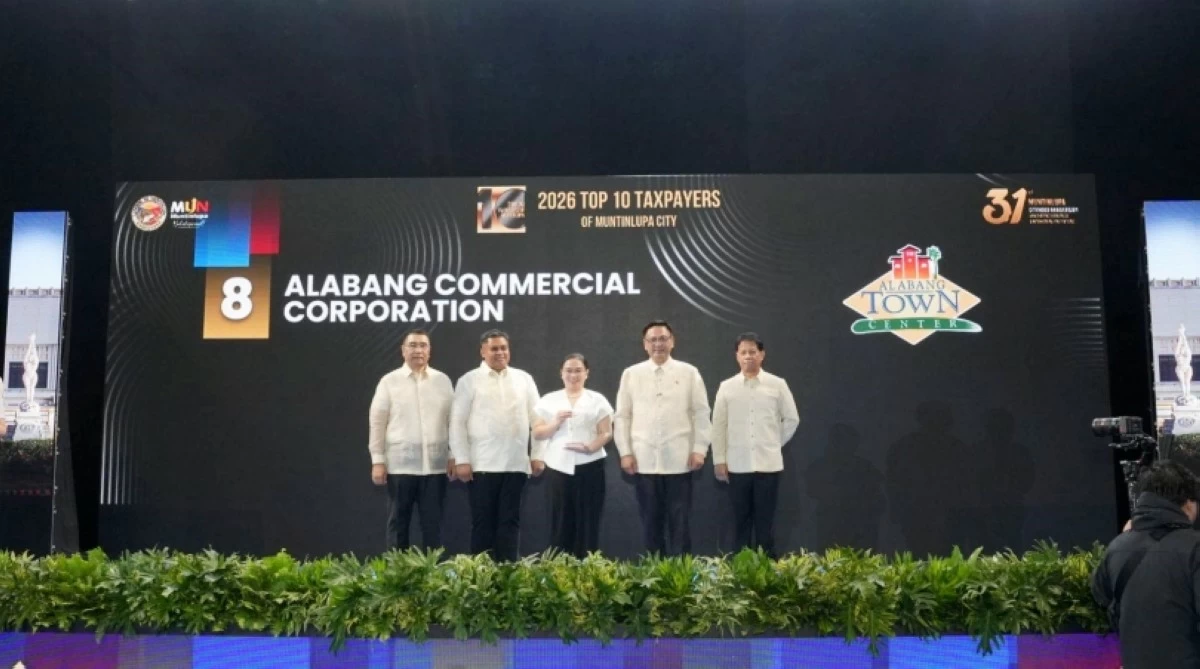 Muntinlupa Mayor Ruffy Biazon, City Administrator Allan Cachuela and Gary Llamas with the representatives of Alabang Commercial Corporation on March 2 (Photo from Muntinlupa PIO)
