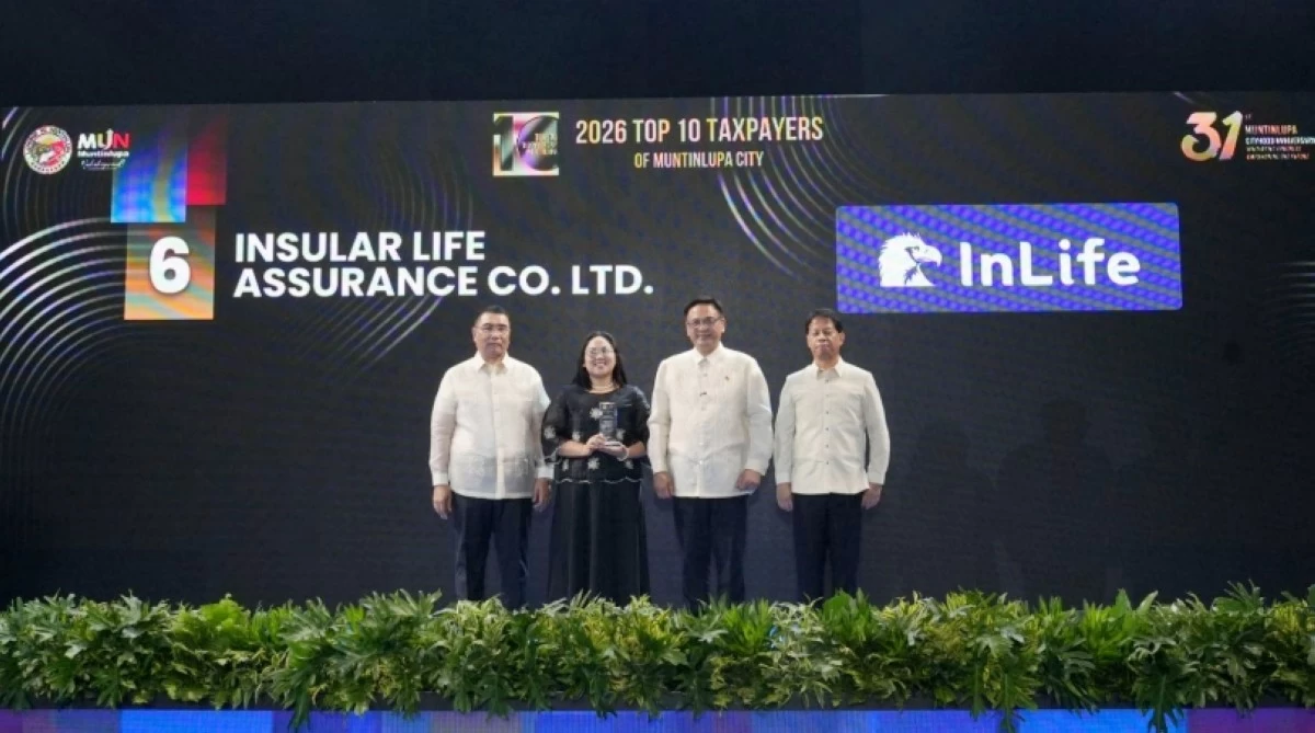 Muntinlupa Mayor Ruffy Biazon, City Administrator Allan Cachuela and Gary Llamas with the representative of Insular Life on March 2 (Photo from Muntinlupa PIO)
