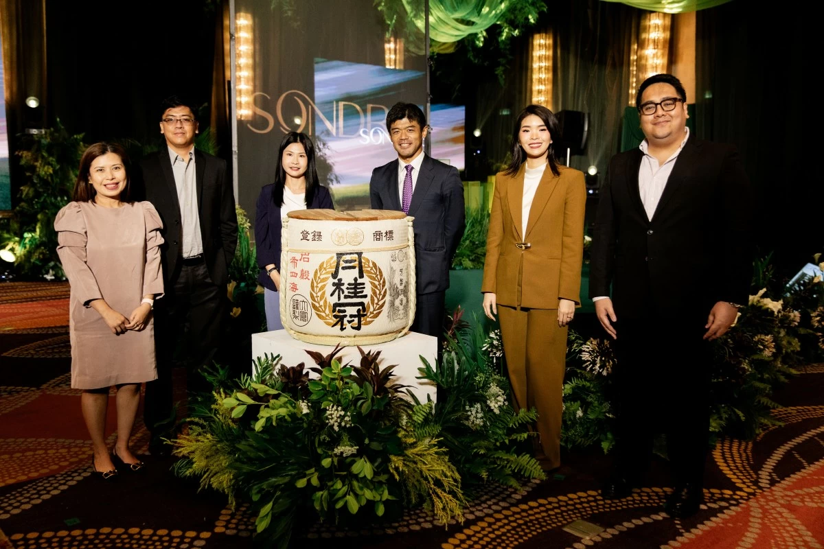 Arthaland and Mitsui Fudosan (Asia) celebrate the launch of Sondris with a traditional Kagami Biraki sake toast. From left to right: Karen Soriano, Project  Development Unit manager, Arthaland; Jerome Cruz, Strategic Funding and Investments Unit manager, Arthaland; Yan Fen Tan, deputy general manager,  Mitsui Fudosan (Asia); Toshiki Hoshino, senior manager, Mitsui Fudosan (Asia); Pamela Go, Marketing Group head, Arthaland; and Ken Peña, Sales Management Group head, Arthaland
