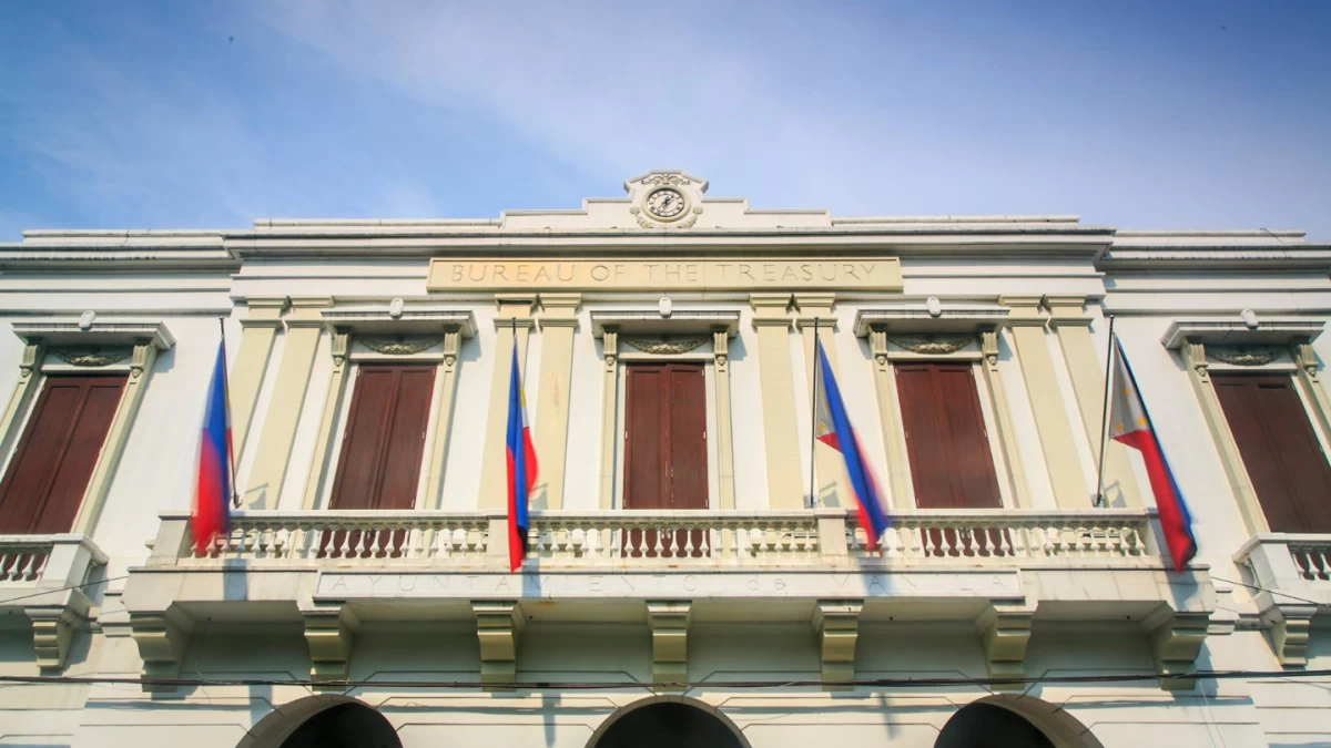 Philippines rushes to borrow before global interest rates rise