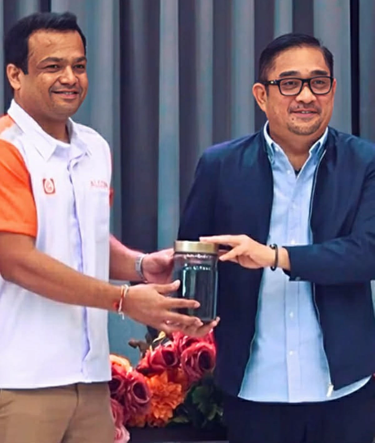 Gov. Oyie Umali (right) and Alcom Pte Ltd. founder and president Prateek Tiwari 