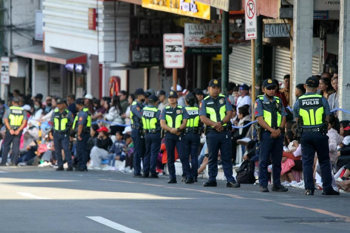 POLICE serve as crowd control during the Panagbenga Festival in Baguio City. (Zaldy Comanda) 
