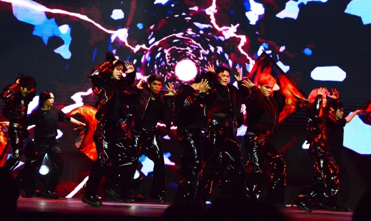 Filipino dance group Paradigm (Jonathan Hicap) 