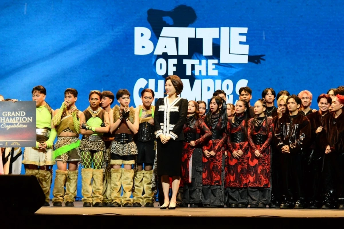 First Lady Kim Hea Kyung of South Korea with Filipino contestants at the “Everyone’s KPOP: Battle of the Champions” event organized by the the Korean Cultural Center (KCC) in the Philippines Manila in partnership with the National Commission for Culture and the Arts (NCCA) on March 4 at the Metropolitan Theater in Manila (Jonathan Hicap) 
