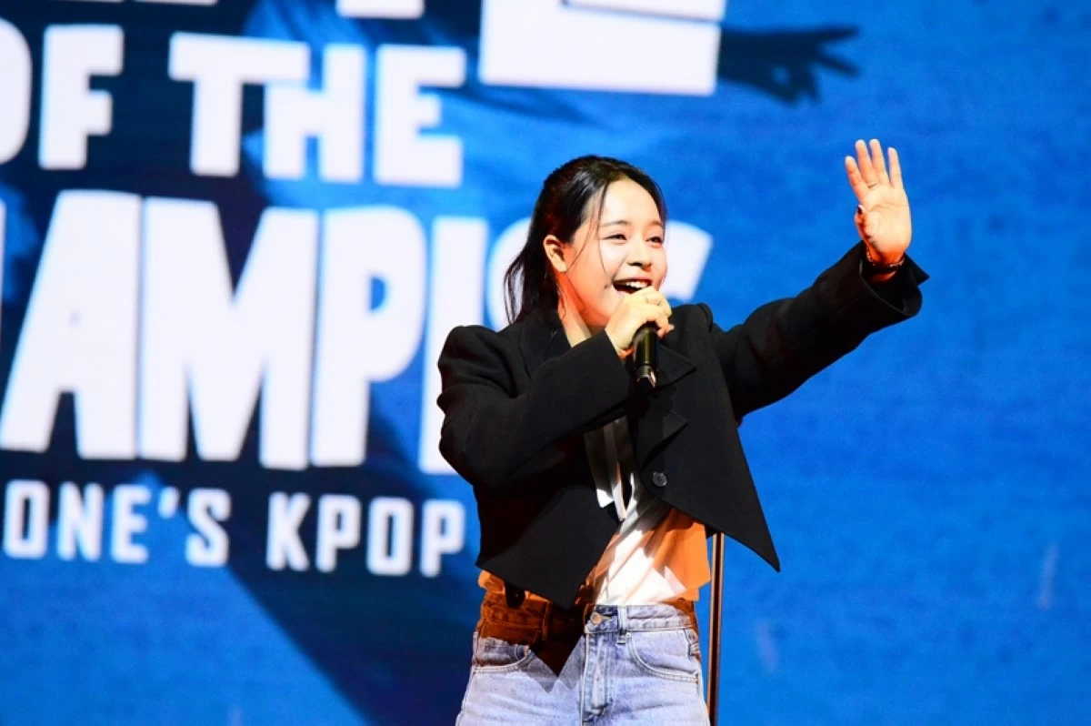 Korea-based Filipino singer Gwyn Dorado (Jonathan Hicap)