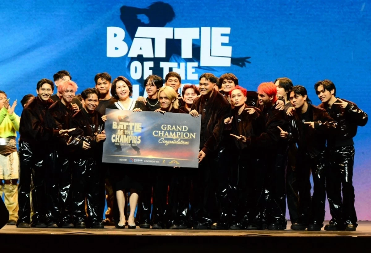 First Lady Kim Hea Kyung of South Korea with Filipino group Paradigm, the grand champion at the “Everyone’s KPOP: Battle of the Champions” event organized by the the Korean Cultural Center (KCC) in the Philippines Manila in partnership with the National Commission for Culture and the Arts (NCCA) on March 4 at the Metropolitan Theater in Manila (Jonathan Hicap) 
