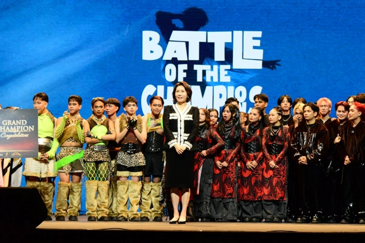 First Lady Kim Hea Kyung of South Korea with Filipino contestants at the “Everyone’s KPOP: Battle of the Champions” event organized by the the Korean Cultural Center (KCC) in the Philippines Manila in partnership with the National Commission for Culture and the Arts (NCCA) on March 4 at the Metropolitan Theater in Manila (Jonathan Hicap) 
