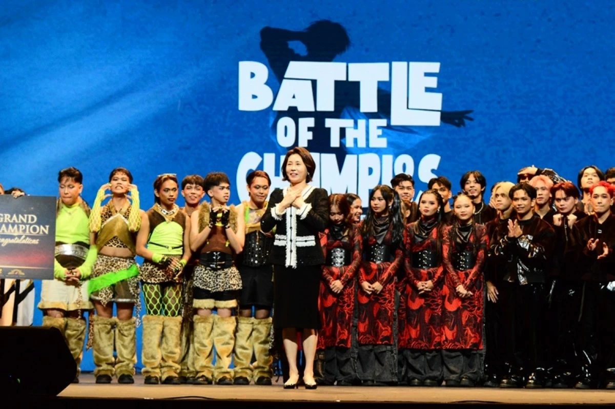 First Lady Kim Hea Kyung of South Korea with Filipino contestants at the “Everyone’s KPOP: Battle of the Champions” event organized by the the Korean Cultural Center (KCC) in the Philippines Manila in partnership with the National Commission for Culture and the Arts (NCCA) on March 4 at the Metropolitan Theater in Manila (Jonathan Hicap) 
