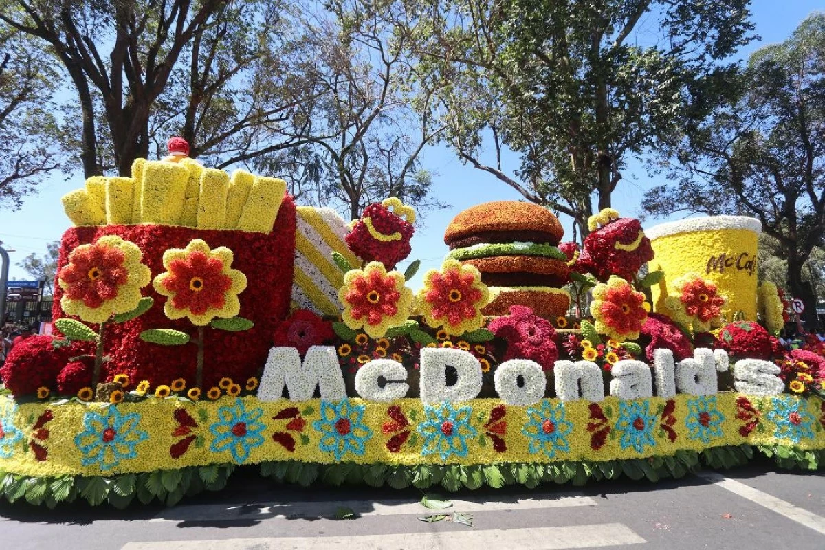 ONE of the winning floats in the large category of the grand flower float parade of the 30th Panagbenga Festival in Baguio City. (Zaldy Comanda)