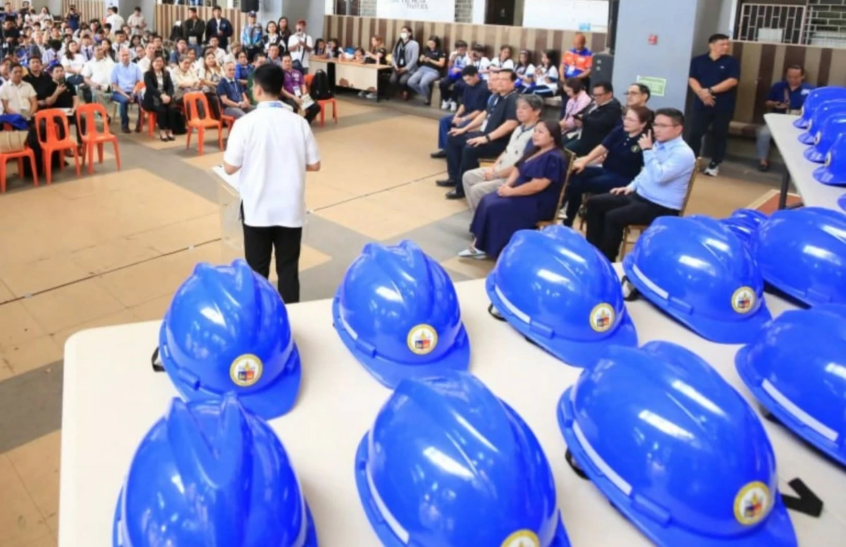 Pasig City Mayor Vico Sotto, together with city officials and students, during the turnover ceremony of hard hats for learning centers in the city. (Photos from Mayor Vico Sotto)