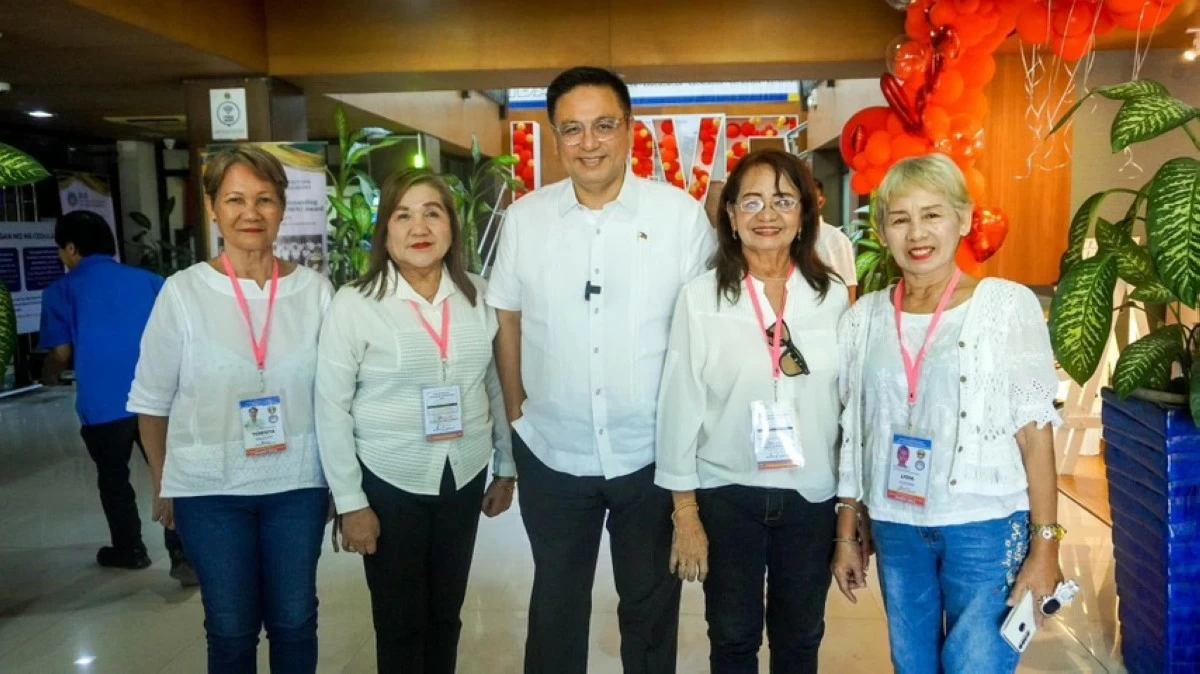 Muntinlupa Mayor Ruffy Biazon with the senior greeters assigned at the Muntinlupa City hall (Photo from Muntinlupa PIO) 