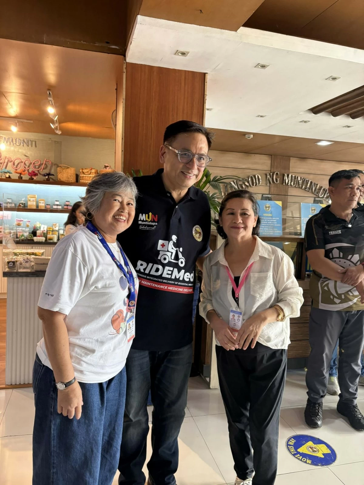 Muntinlupa Mayor Ruffy Biazon with the senior greeters assigned at the Muntinlupa City hall (Photo from Muntinlupa PIO) 