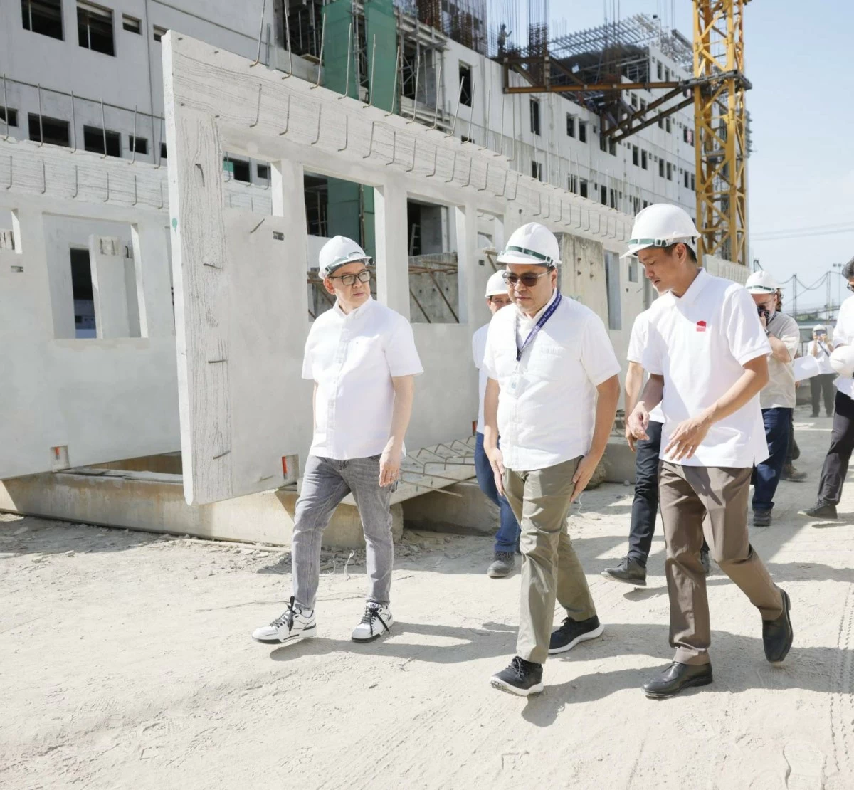DHSUD Secretary Jose Ramon Aliling (center) with SHFC President Federico Laxa (left) during the inspection of the Port Town Housing Project. (Photo courtesy of DHSUD)