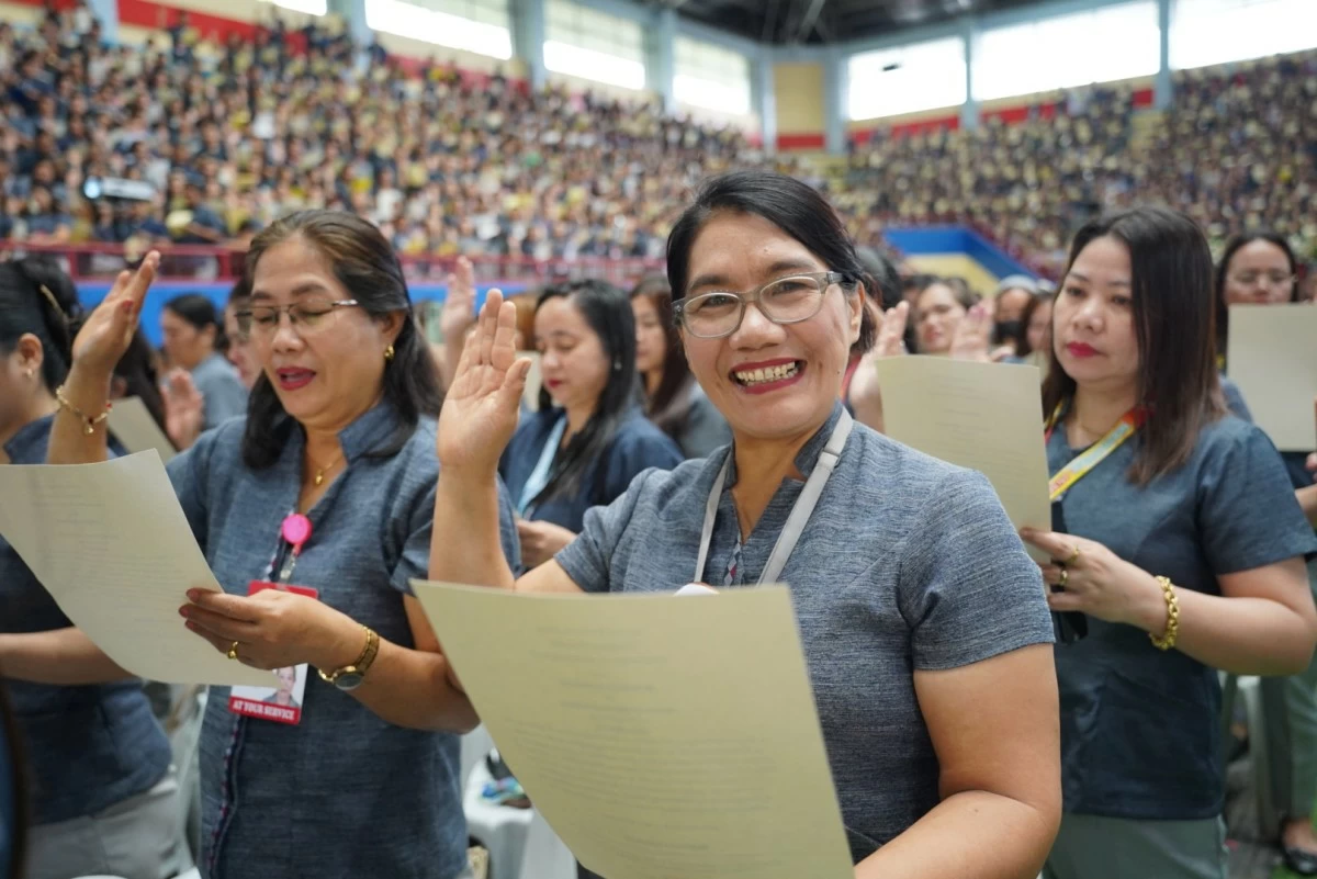 Newly promoted teachers and school leaders from the Davao Region take their oath during the Expanded Career Progression ceremony. (DepEd photo)
