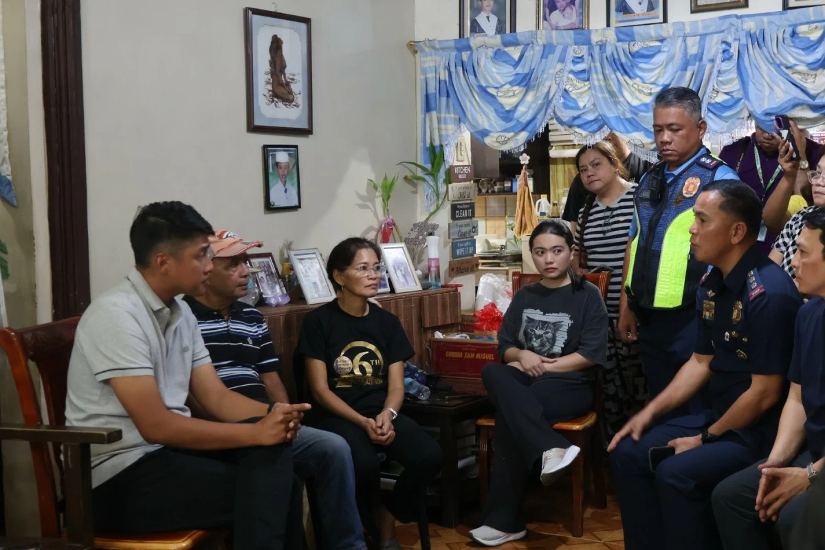 Cavite Gov. Abeng Remulla and Cavite PPO Director Col. Ariel R. Red condole with the family of Mark Kenneth Alcedo in Dasmariñas on March 5 (Photo from Col. Ariel R. Red/MANILA BULLETIN)