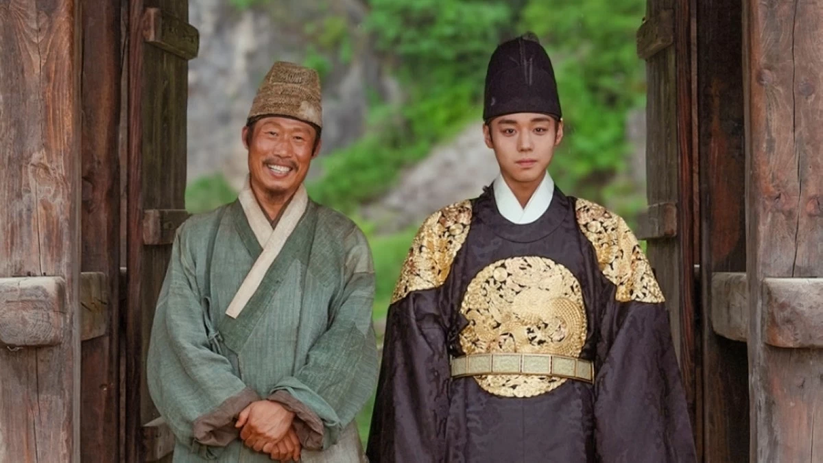 “The King’s Warden” stars Park Ji-hoon (right) and Yoo Hae-jin (X/Showbox) 
