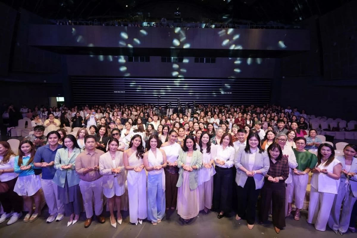 HAND IN HAND Guest speakers and the audience of SM Supermalls’ International Women’s Day Summit 2026 at SM Aura stand in solidarity, celebrating women’s achievements and sharing insights for the next generation.
