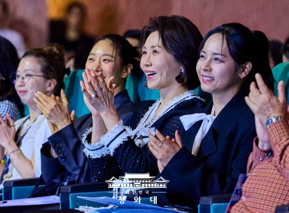 South Korea's First Lady Kim Hea Kyung (2nd from right) with judges Gwyn Dorado (extreme right), Ciel Oh and Lia Kim at “Everyone’s KPOP: Battle of the Champions” competition on March 4 at the Metropolitan Theater in Manila (Photo courtesy of Cheong Wa Dae) 
