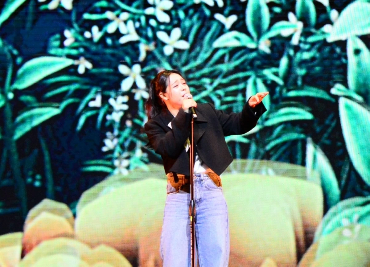 Gwyn Dorado performing 