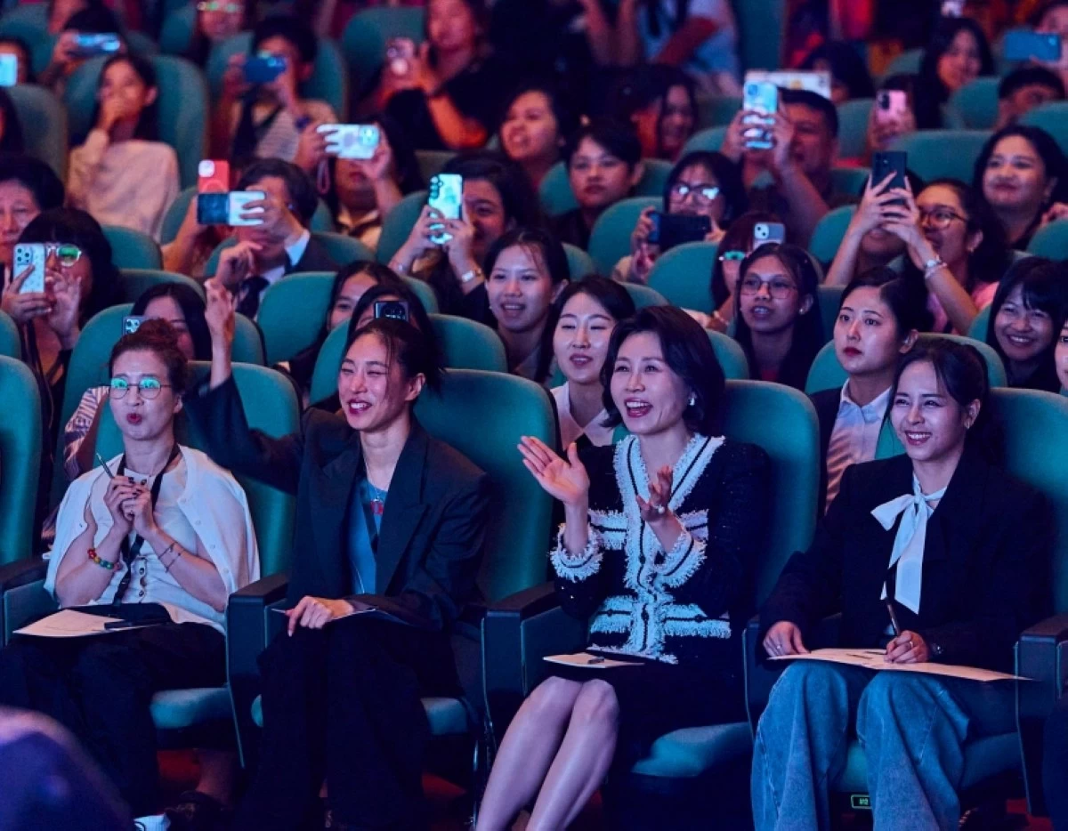(Front row) South Korea's First Lady Kim Hea Kyung (2nd from right) with judges Gwyn Dorado (extreme right), Ciel Oh and Lia Kim at “Everyone’s KPOP: Battle of the Champions” competition on March 4 at the Metropolitan Theater in Manila (Photo courtesy of Cheong Wa Dae) 
