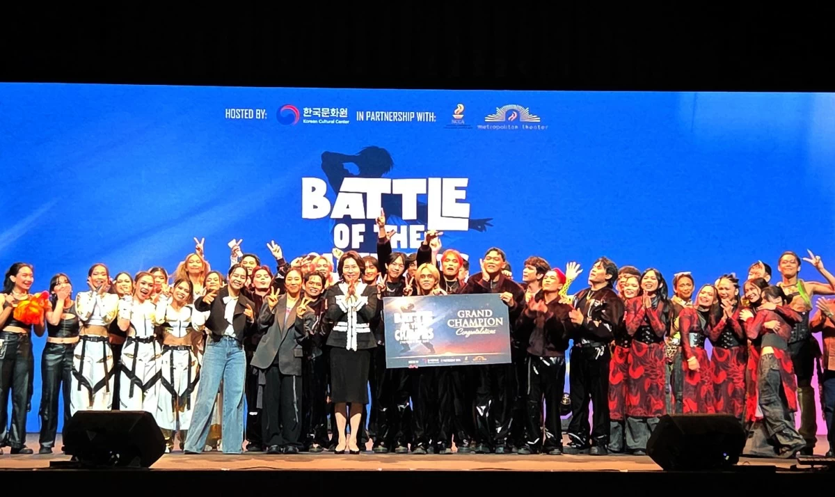 South Korea's First Lady Kim Hea Kyung with judges Gwyn Dorado and Lia Kim and the grand champion and other contestants at “Everyone’s KPOP: Battle of the Champions” competition on March 4 at the Metropolitan Theater in Manila (Photo courtesy of KCC Philippines) 